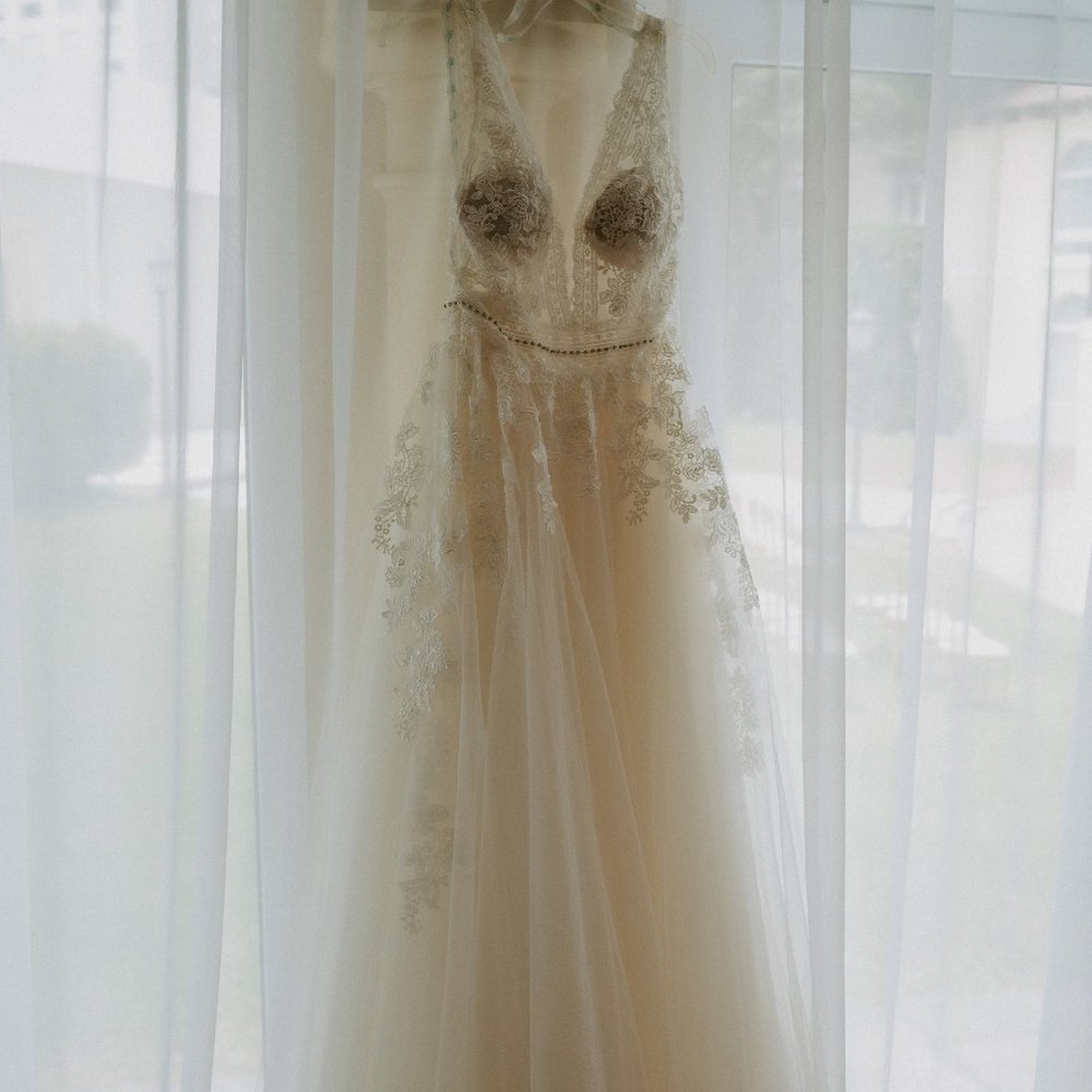 Enzoani Lavender Wedding Dress - Size 6